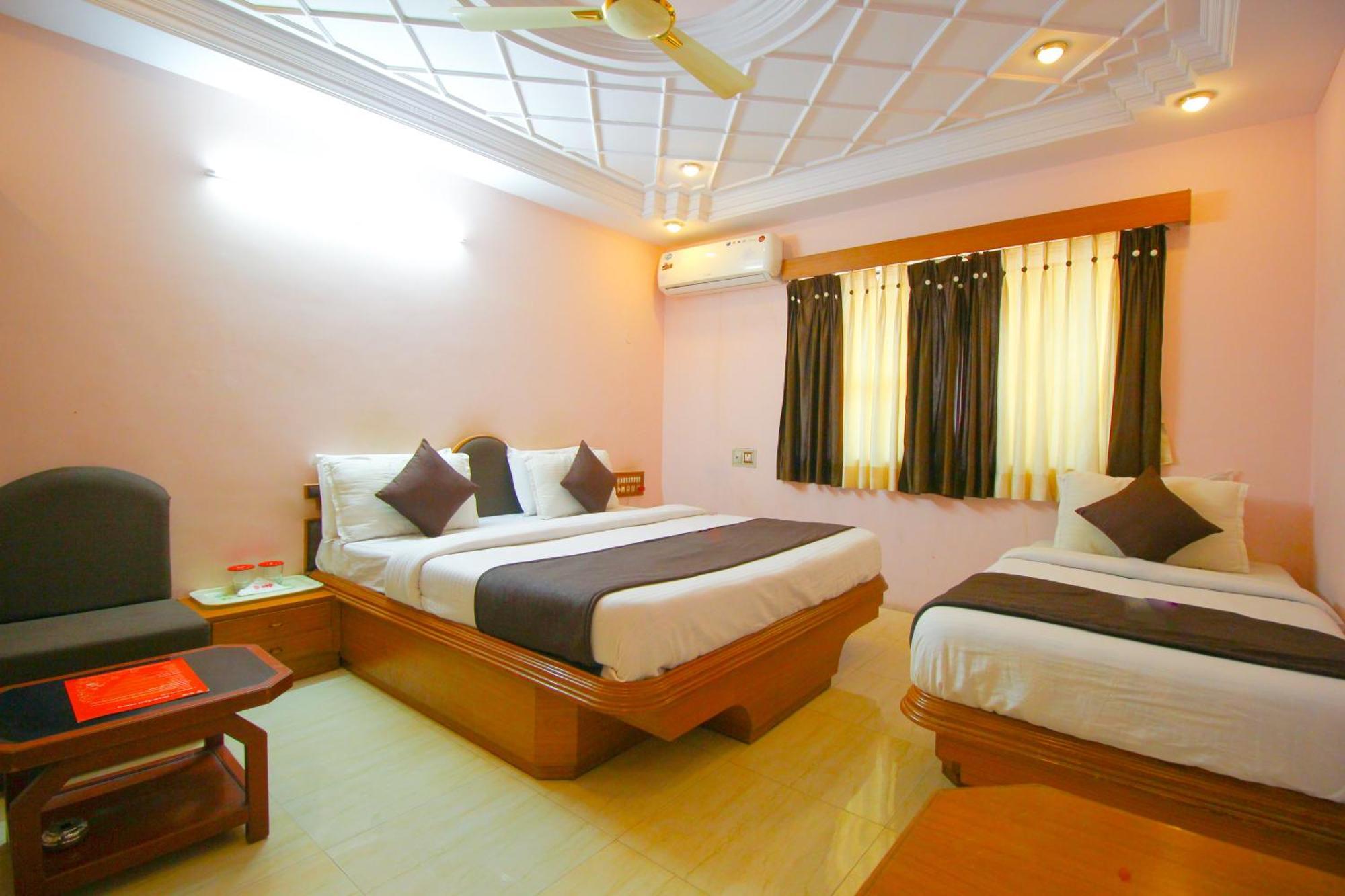 Hotel Upasana Rajkot Eksteriør bilde